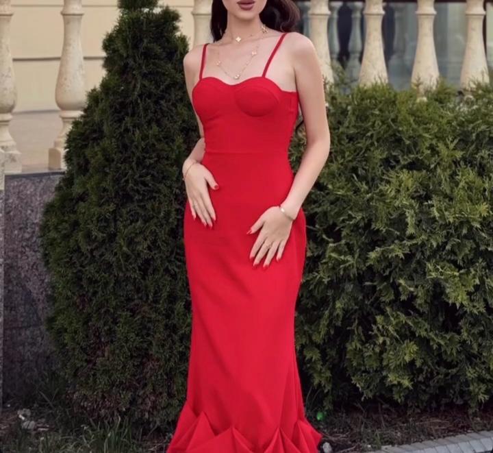 Красное платье