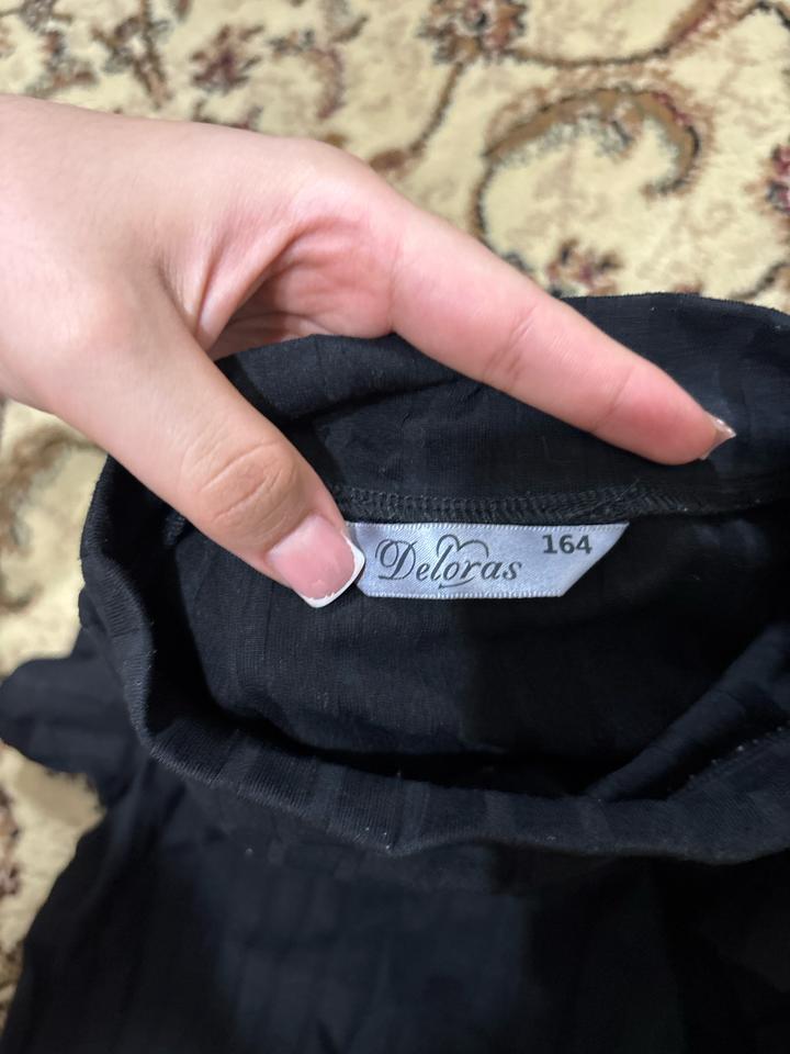 Черная футболка от Deloras