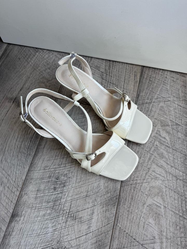 Лаковые босоножки в молочном цвете