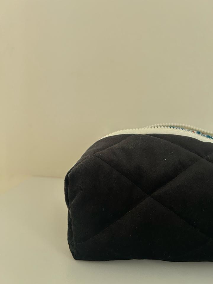 Черная косметичка