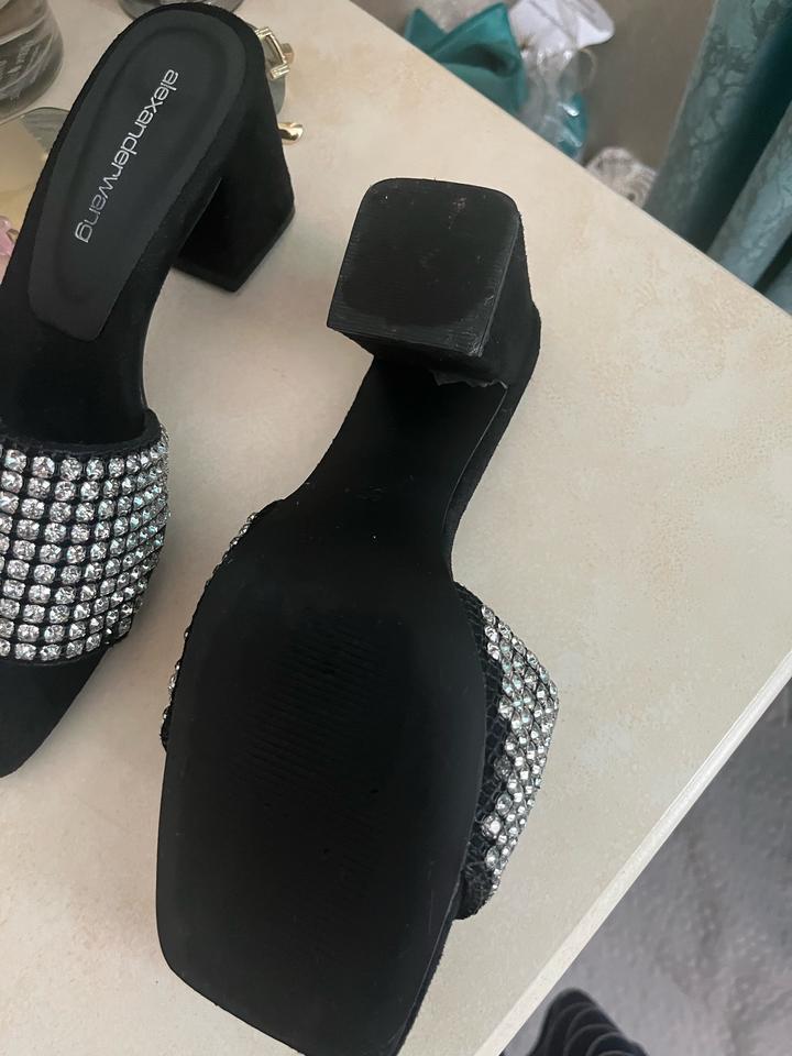 Продам чёрные замшевые босоножки,