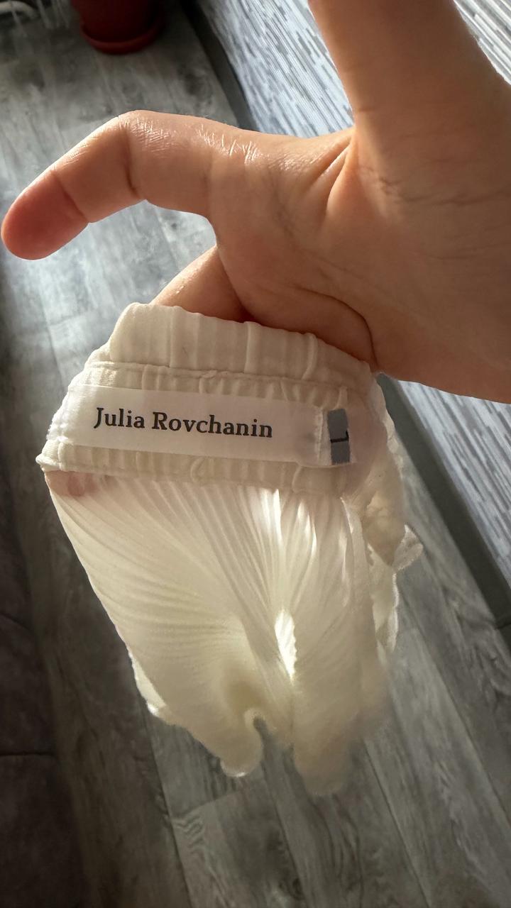 Белый легкий летний костюм