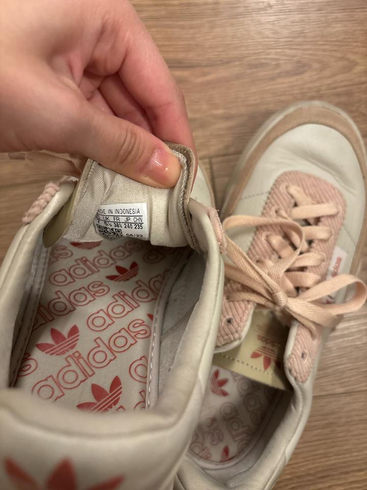 Бежевые кроссовки adidas