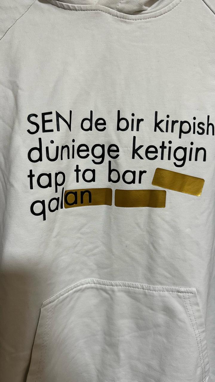 белая толстовка