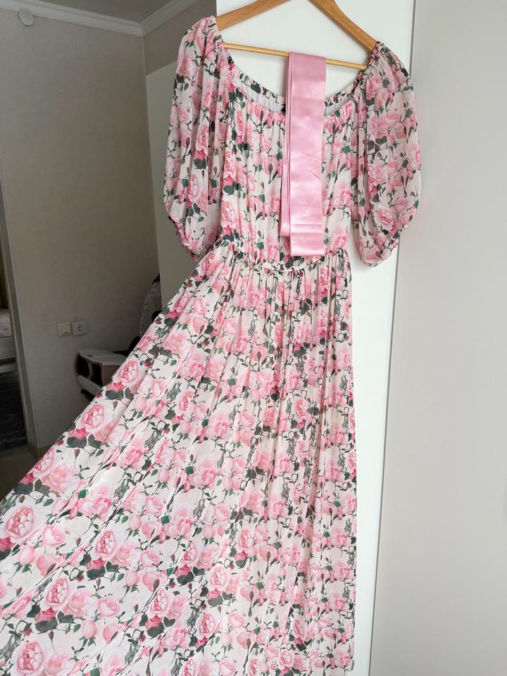 Нежное платье с цветочным принтом