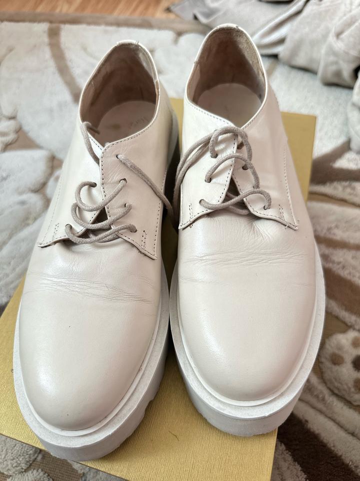 Белые ботинки