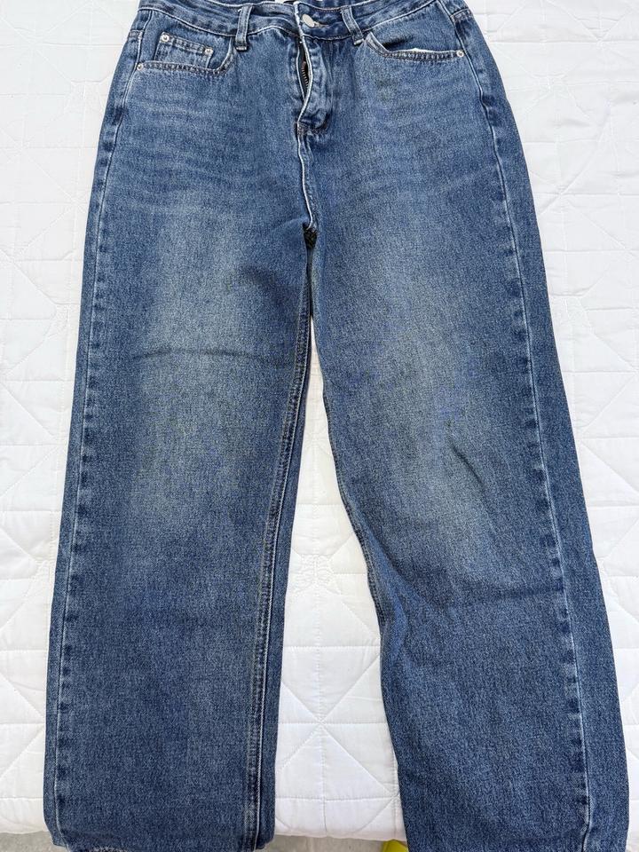 Плотные джинсы на высокой посадке