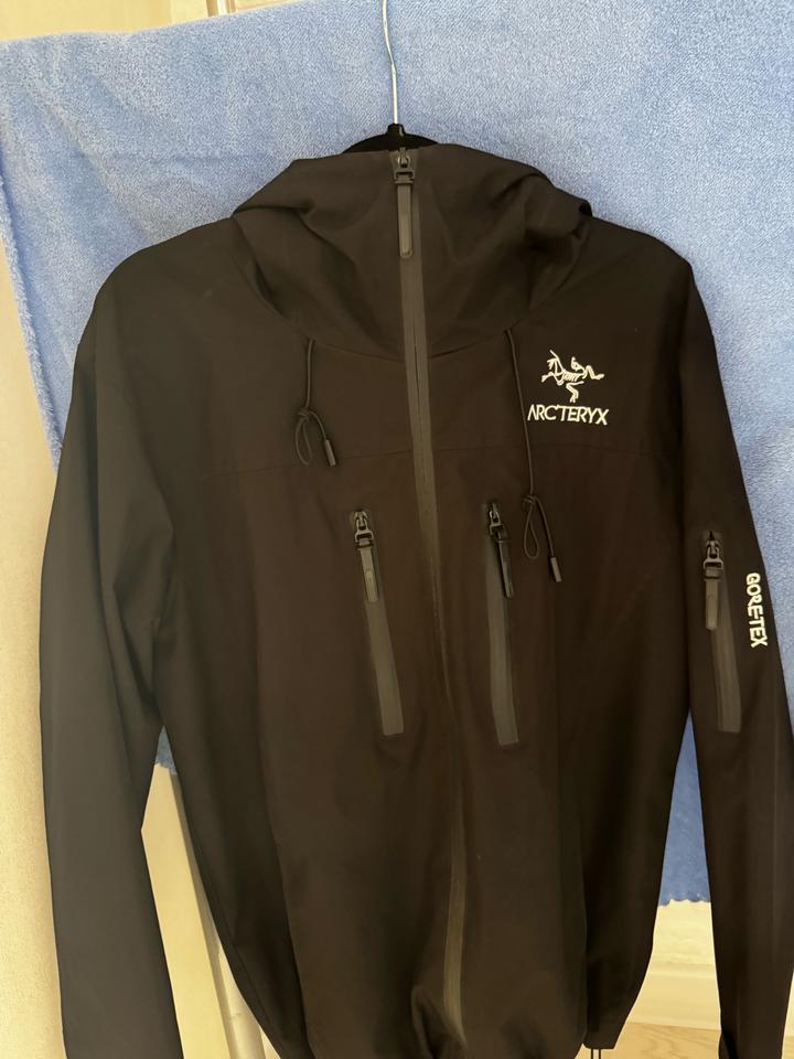 черная ветровка Arcteryx