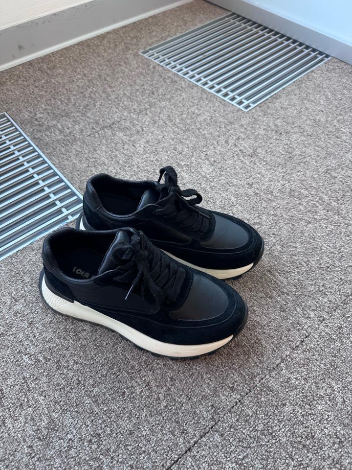 Кожаные кроссовки