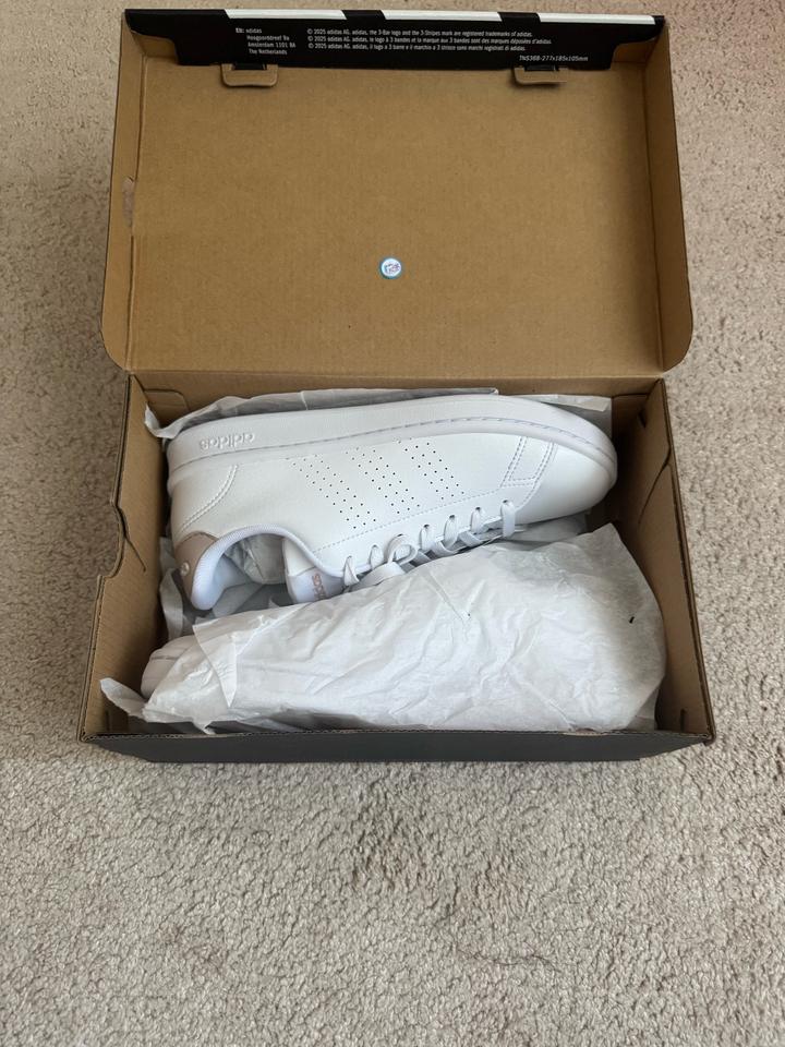 белые кроссовки Adidas