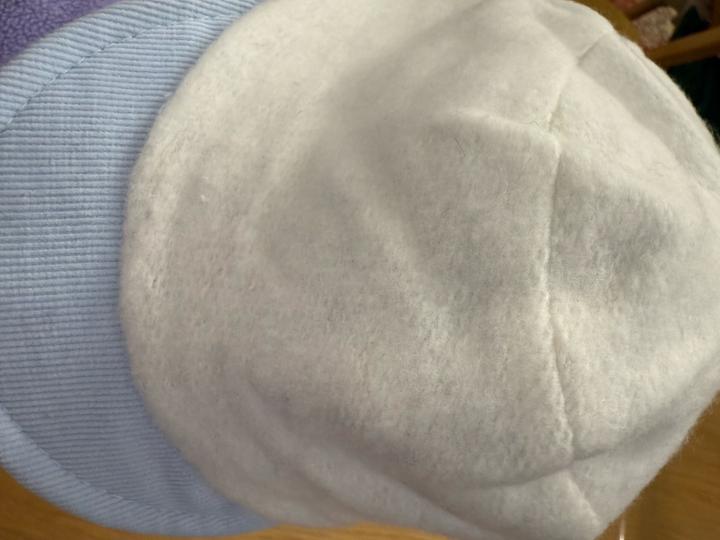 Теплая кепка для мальчика с козырьком и завязками на весну и осень