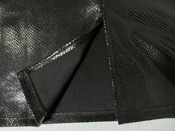 Новая юбка прямая р M L (46) змея чешуя блеск