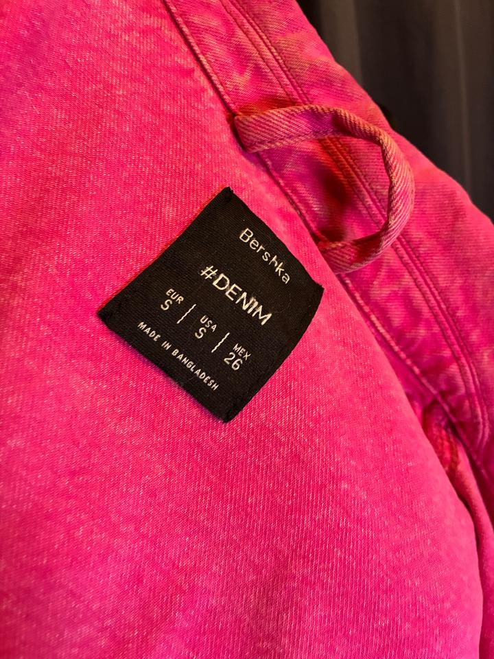 Розовая джинсовка Bershka