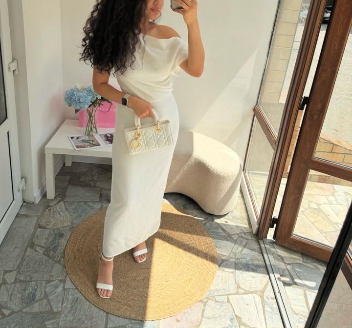 Платье ЧЕРНОЕ, нету фото в платье, показываю с шоурума