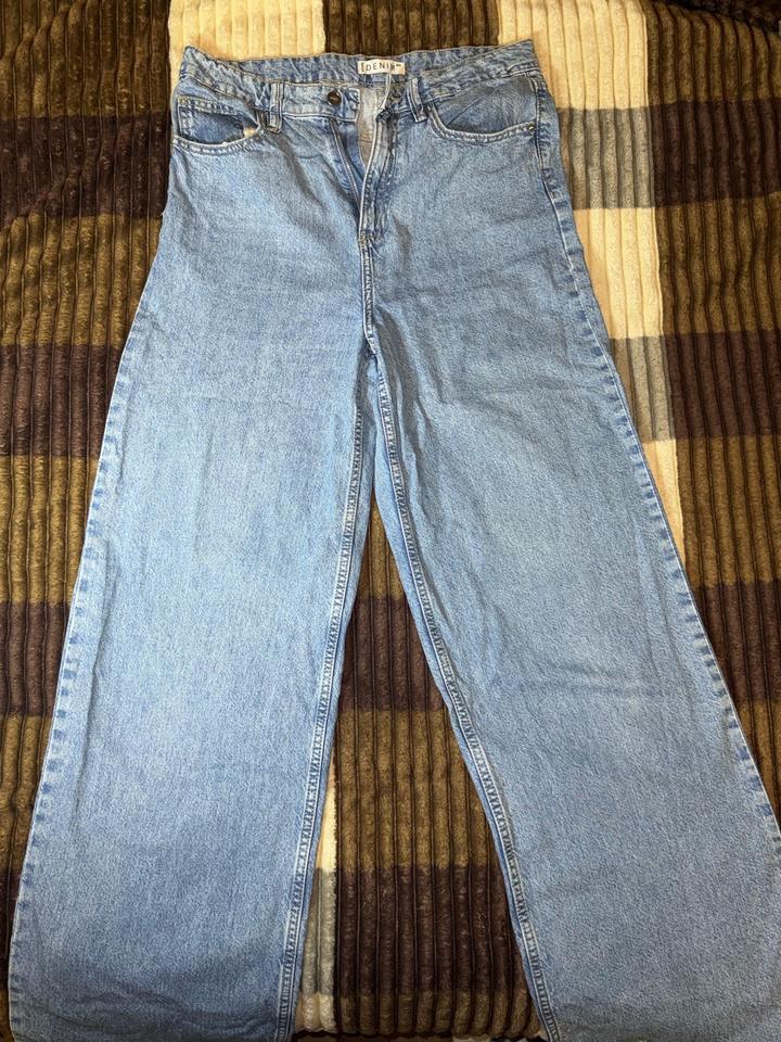 Голубые джинсы