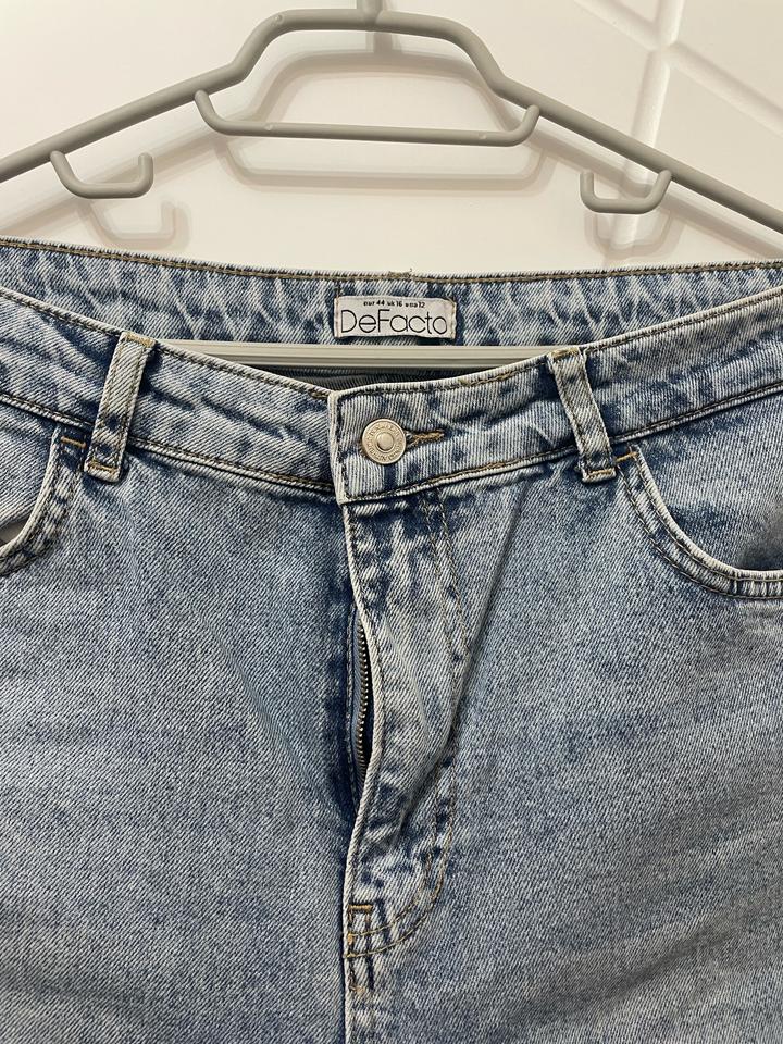 Светлые джинсы moms