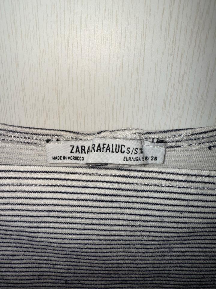 платье в полоску от бренда Zara