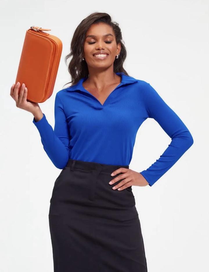 Синяя трикотажная укороченная кофта-поло с длинным рукавом и V-образным вырезом