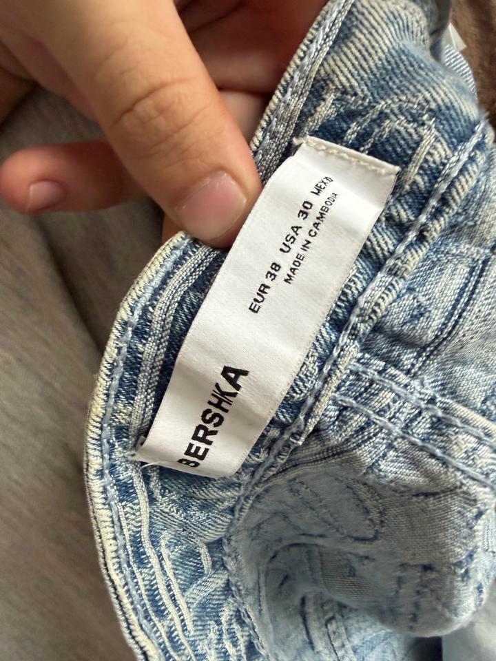 Голубые джинсы Bershka