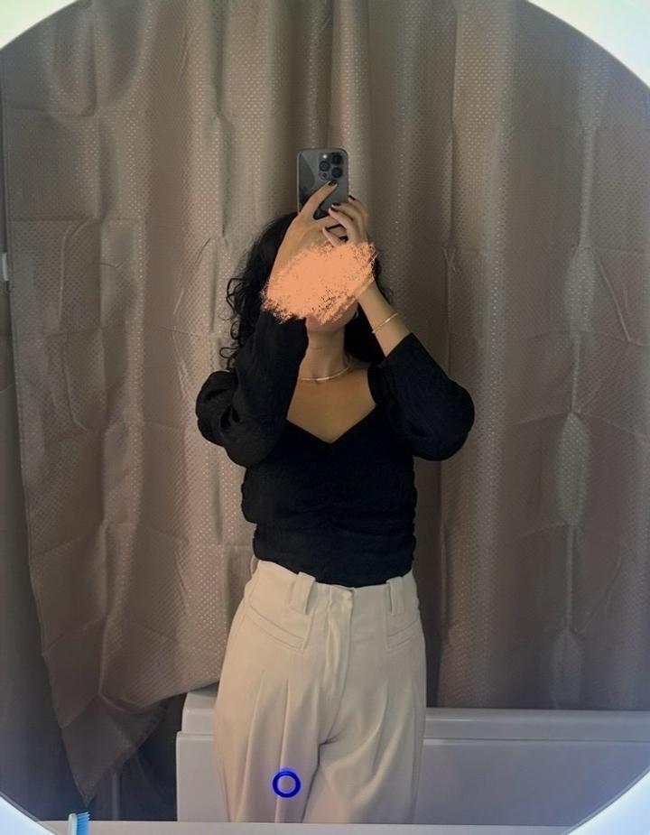 Черная блуза H&M с объёмными рукавами