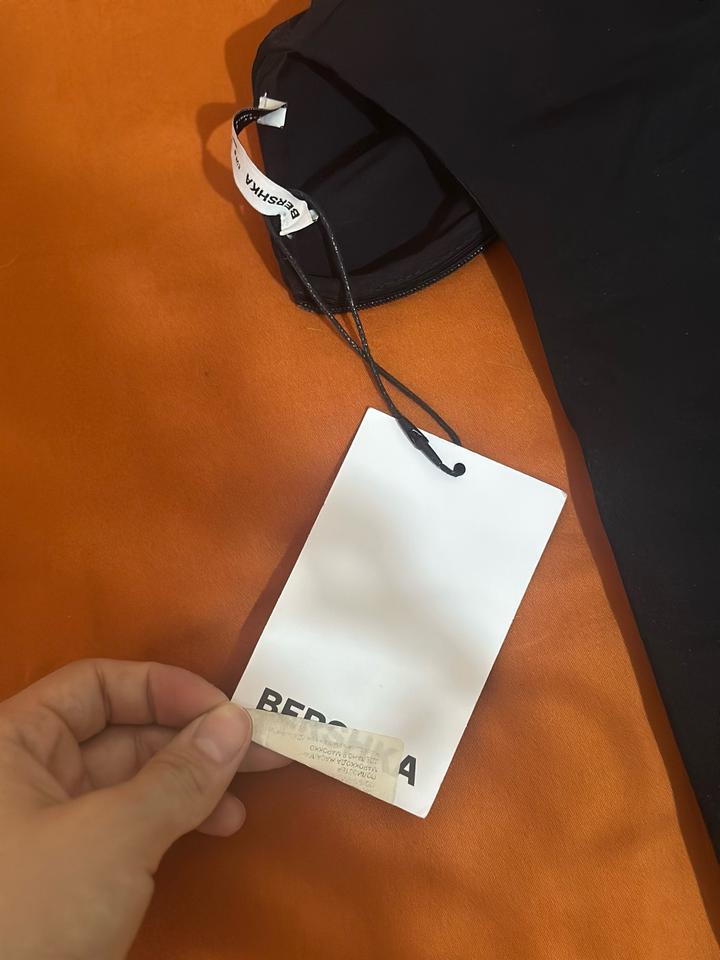 Чёрное мини-платье Bershka