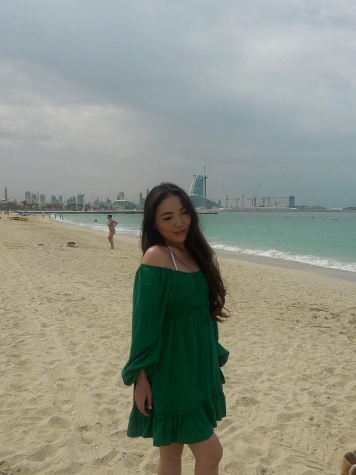 Зеленое платье на пляж