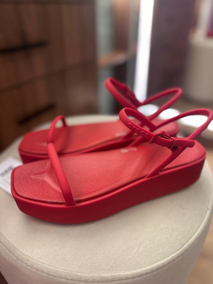 Красные босоножки Crocs