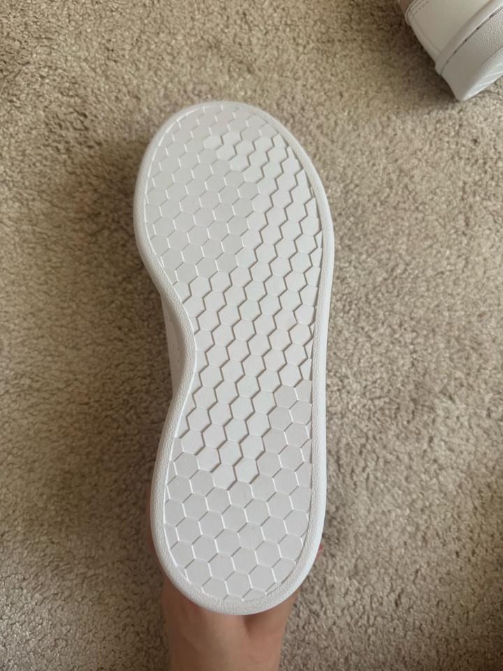 белые кроссовки Adidas