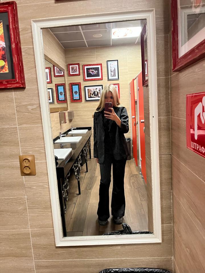 Темно синий костюм в полоску