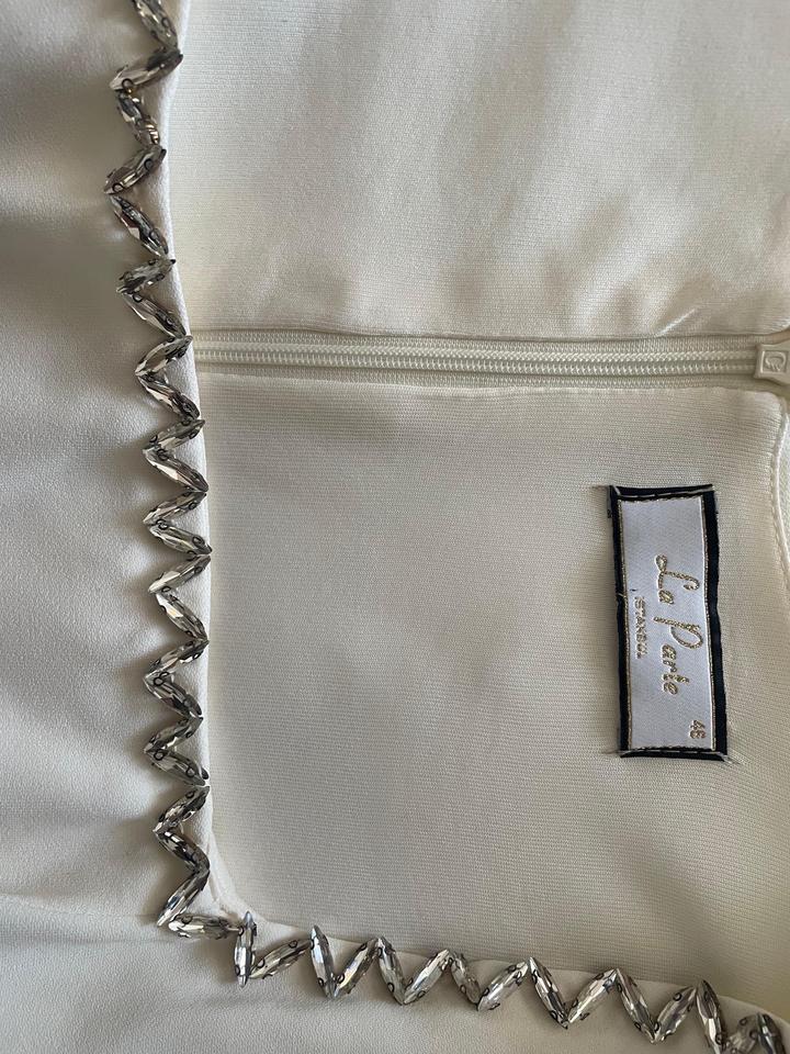 Белое элегантное платье с перьями