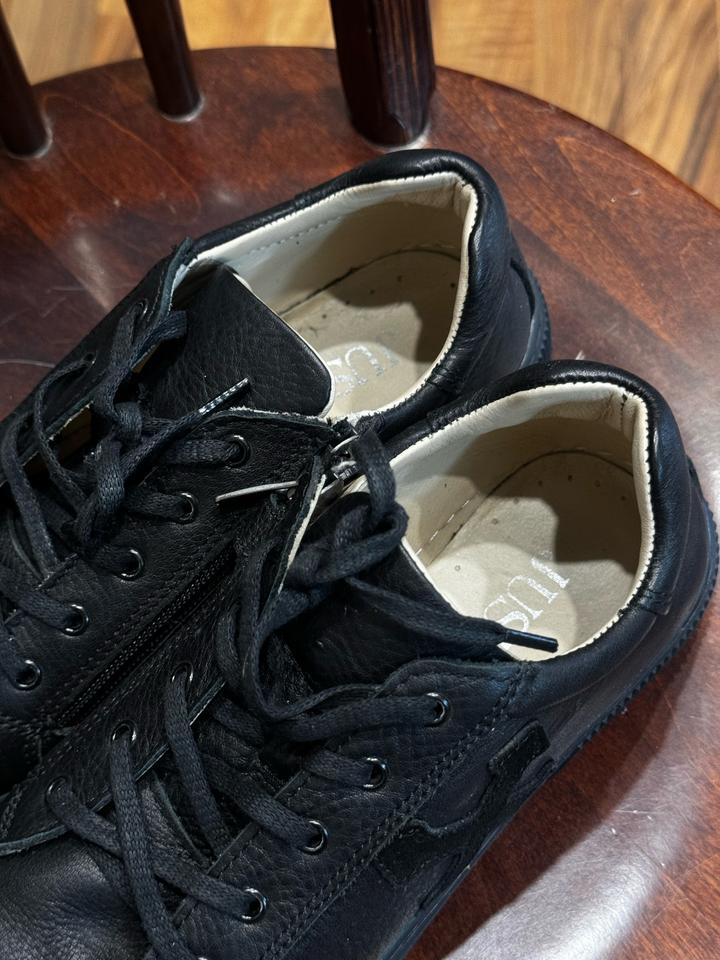 Кожаные кроссовки