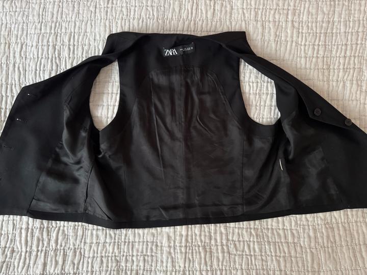 Черный жилет Zara