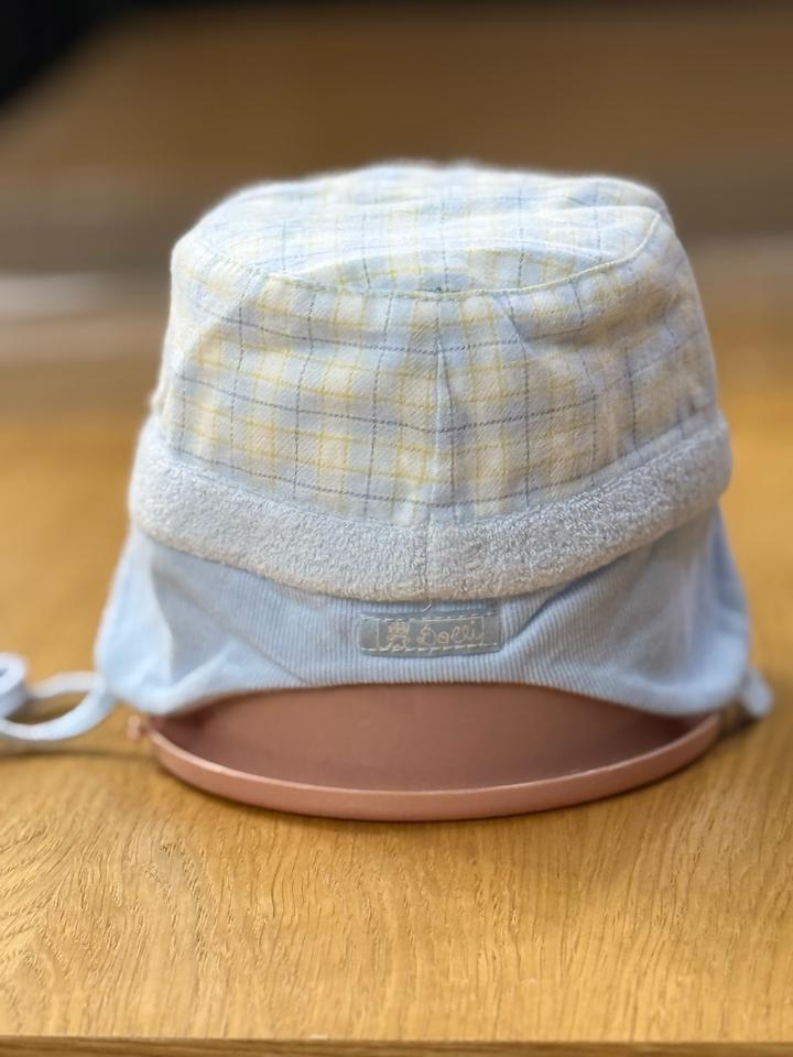 Теплая кепка для мальчика с козырьком и завязками на весну и осень