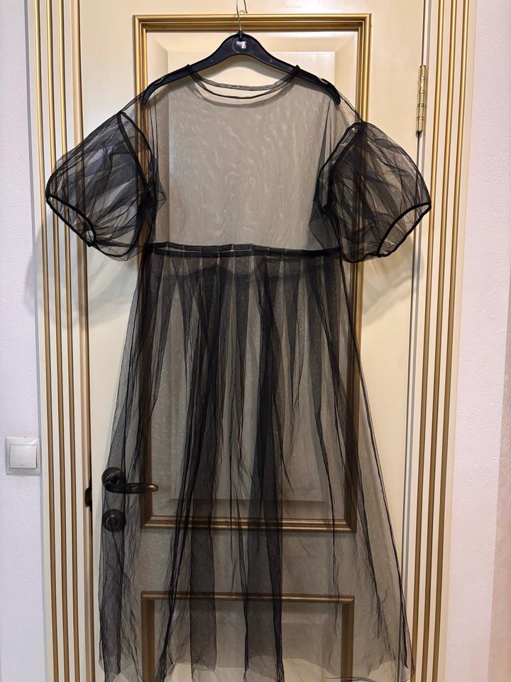 Чёрное фатиновое платье с объёмными рукавами