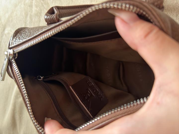 коричневая сумка бочонок с ремнем