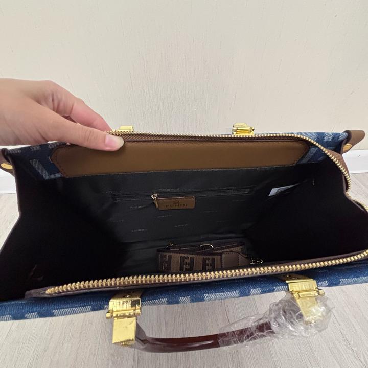 Джинсовый шопер Fendi Roma с текстильным ремешком и янтарными ручками