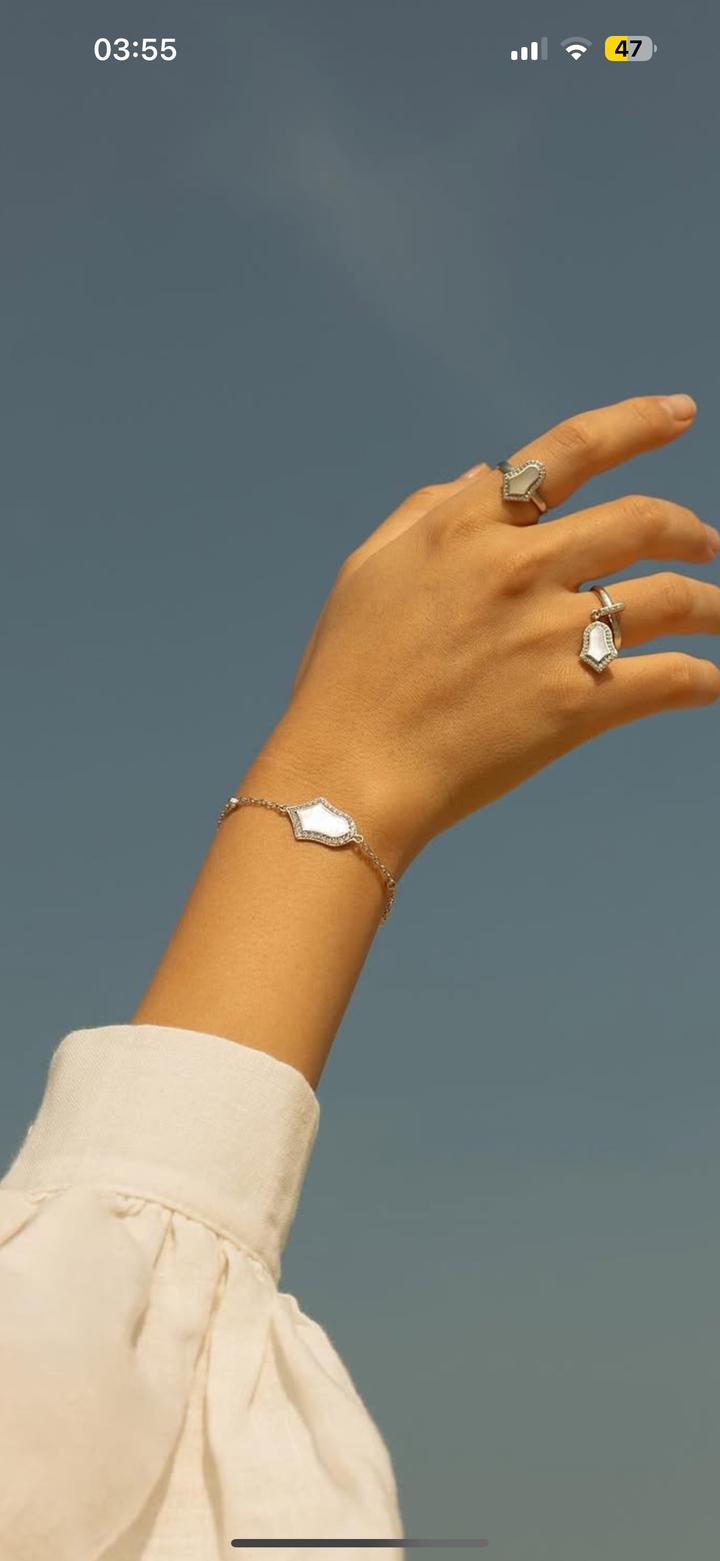 Браслет от бренда Laroush