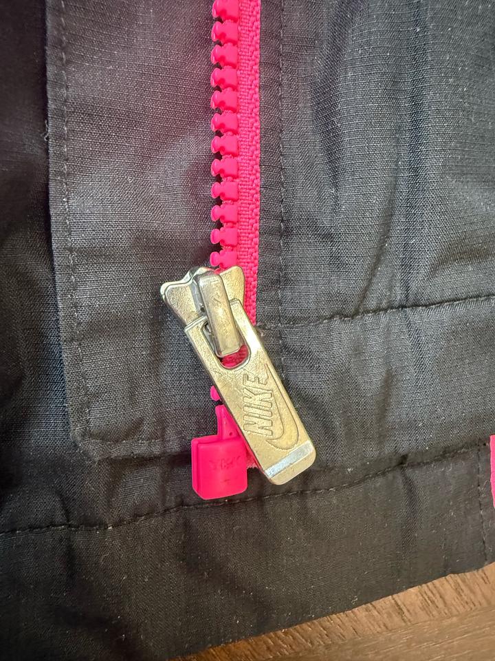 Nike оригинал ветровка на девочку 4–5 лет (104–110 см) чёрный с розовым подклад