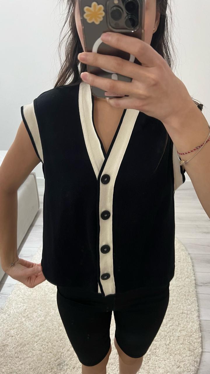 Черный стильный жилет с пуговицами Massimo Dutti