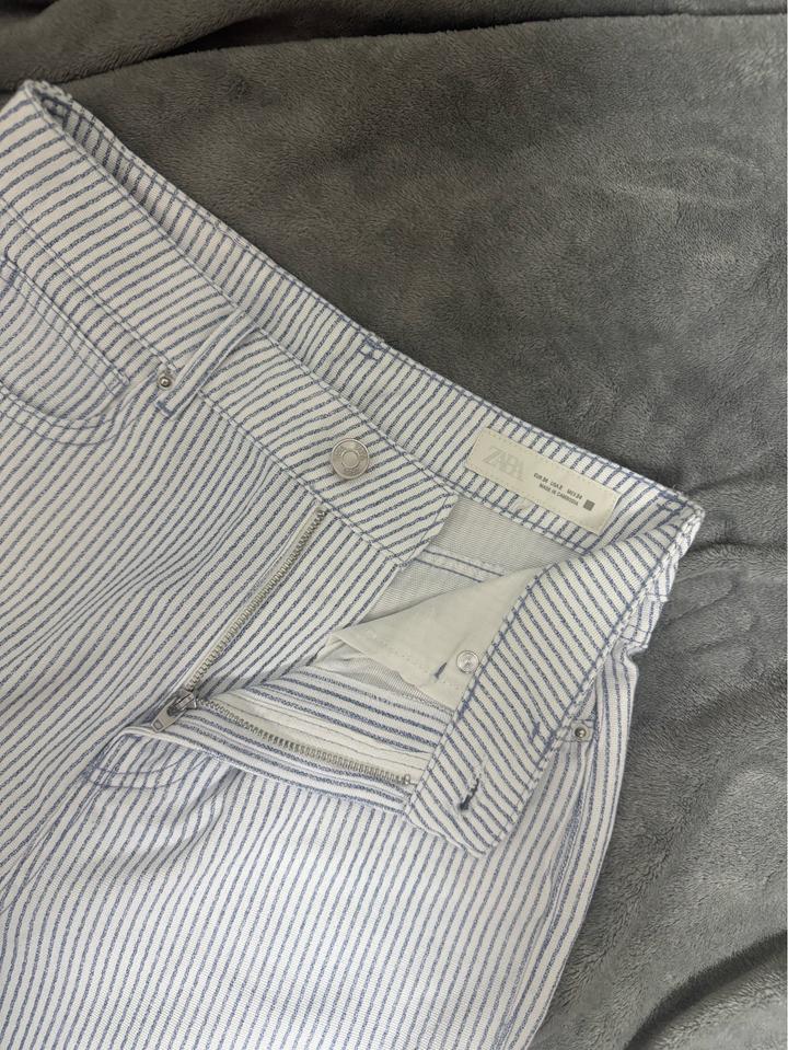 Белые брюки-джинсы от Zara