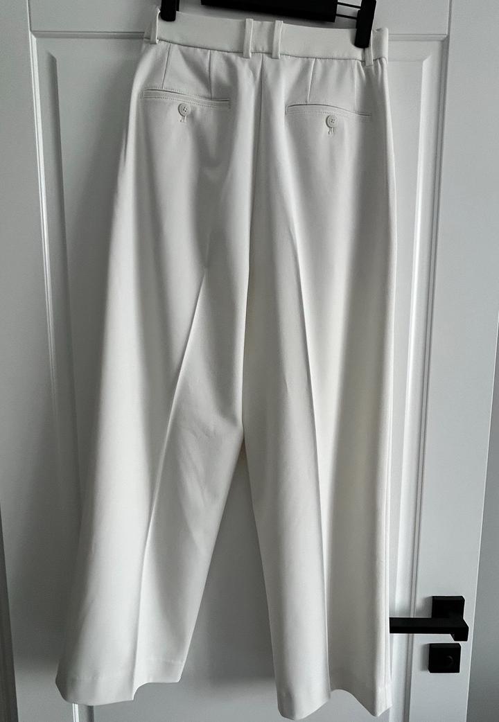 Белые брюки с защипами