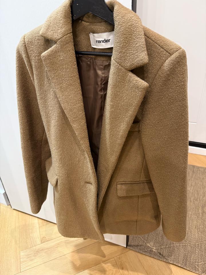 Коричневое пальто-пиджак от корейского бренда.