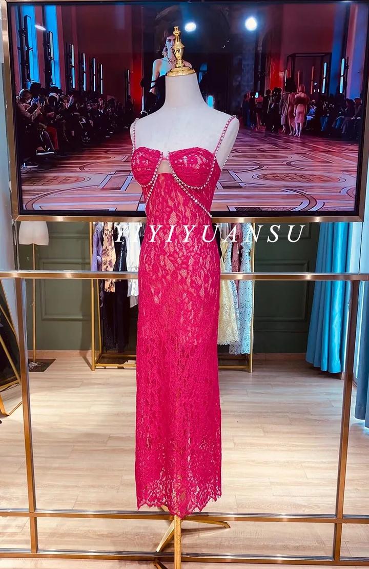 Эффектное кружевное платье