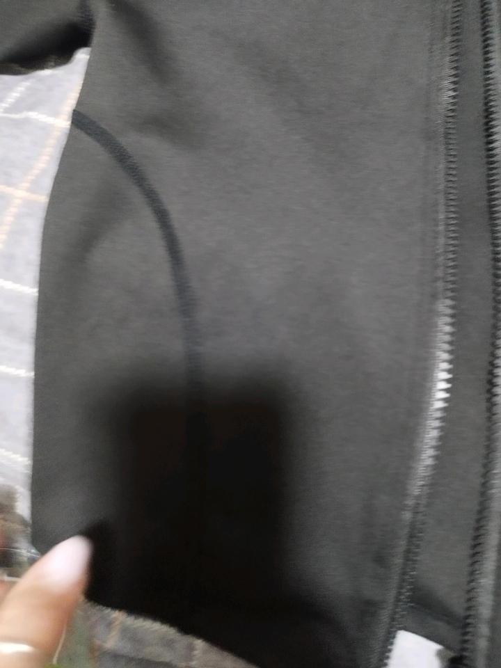 Спортивная укороченная кофточка