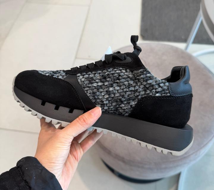 Женские кроссовки