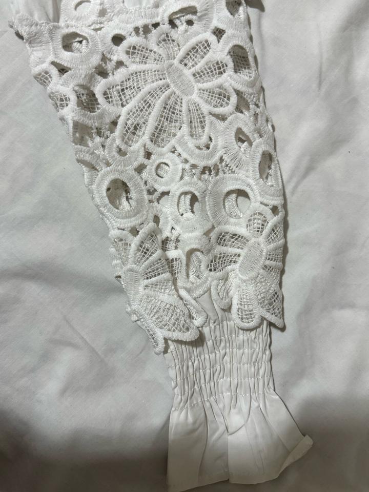 белая немножко приталенная рубашка