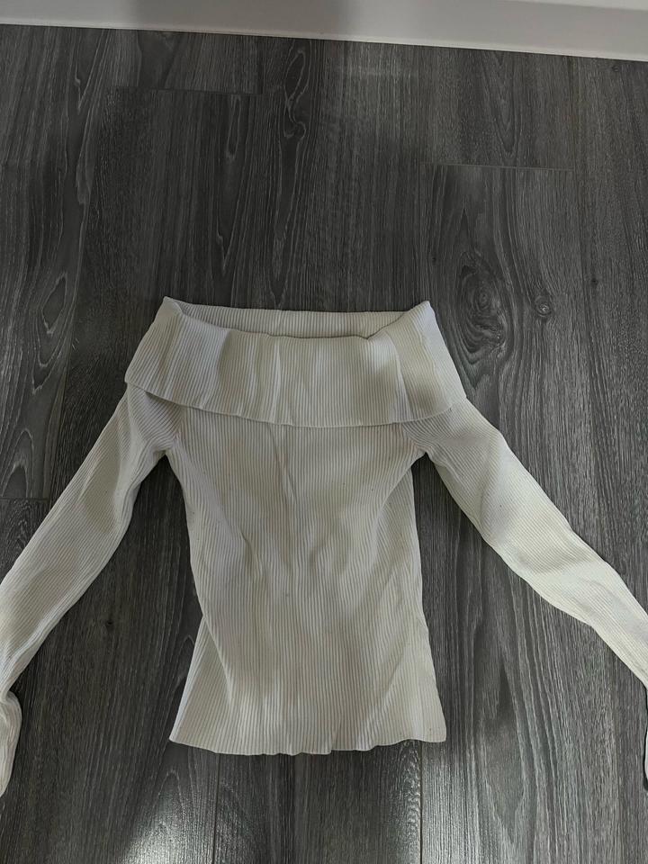 Белая кофта с открытыми плечами