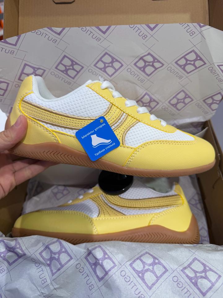 Кроссовки женские