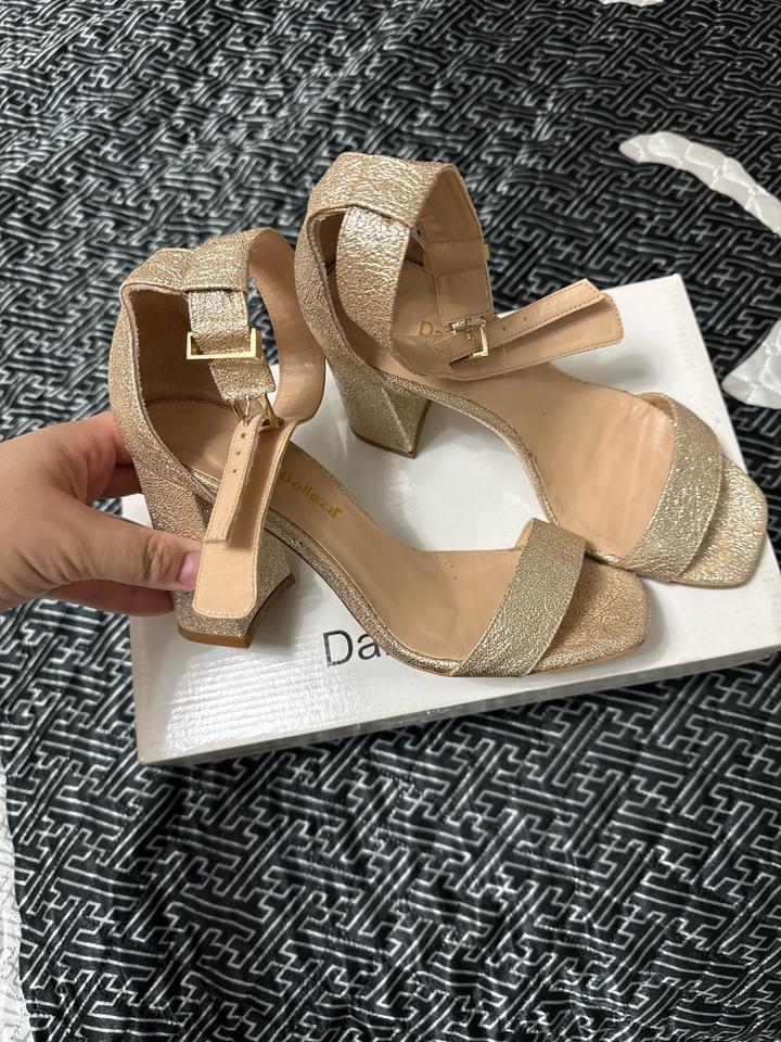 Кожаные босоножки золотистые