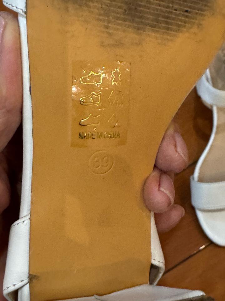 Белые босоножки Braska